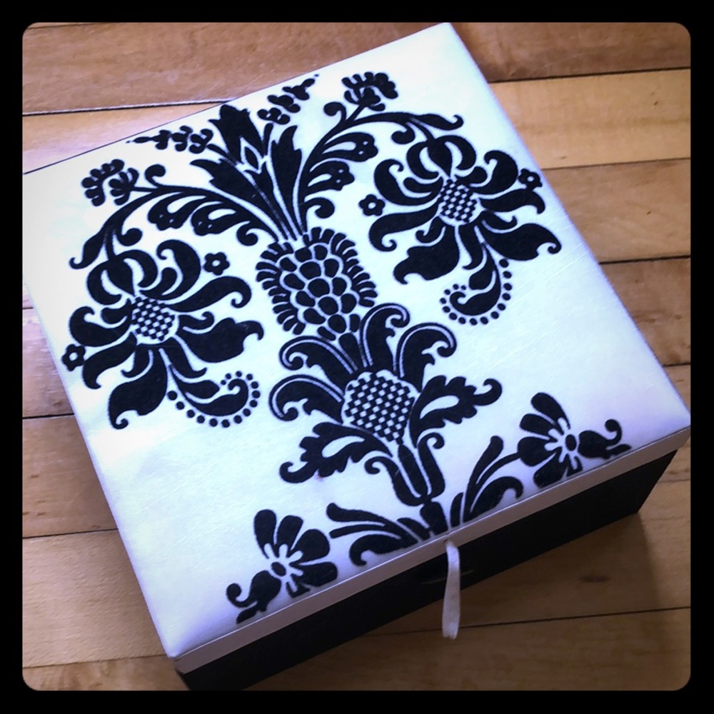 🖤Black and white detailed box🖤